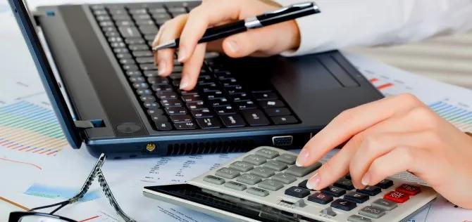 Image with a calculator and a laptop representing the tools and calculators Voya has to offer participants.