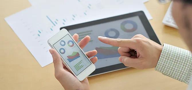 Businessmen in the office,using smartphone